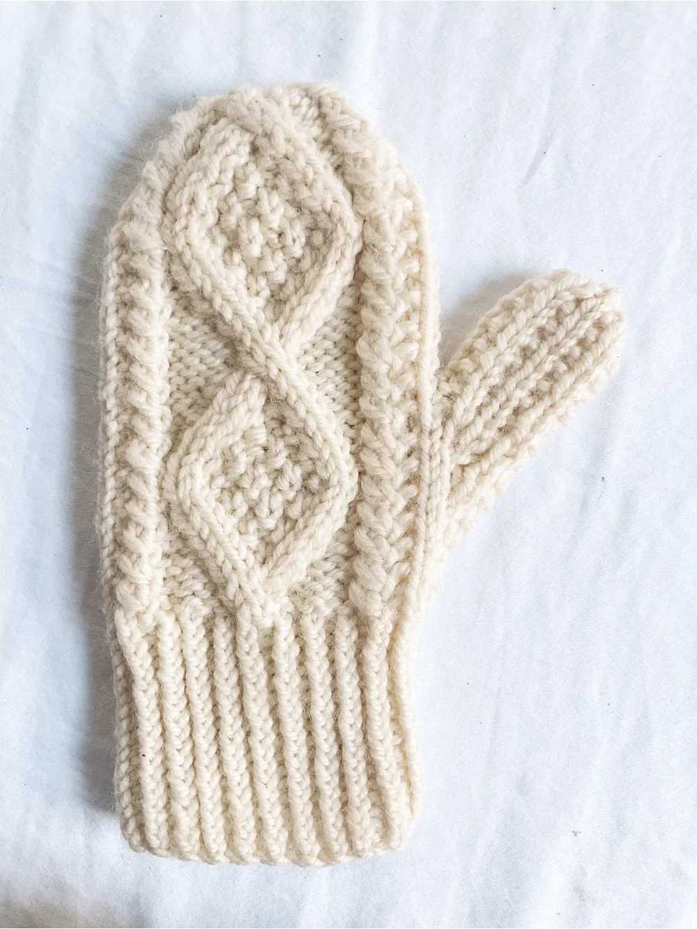 VINTAGE Handmade Wool Mittens Kids Aran Cable Irish Knit Scandi White Winter
